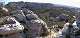  Panorama des Baux. Le sentier traverse ces blocs rocheux et rejoint l'extrémité ouest du plateau. (sentier visible à droite). (c) Christophe ANTOINE
800*380 pixels (61175 octets)(i831)